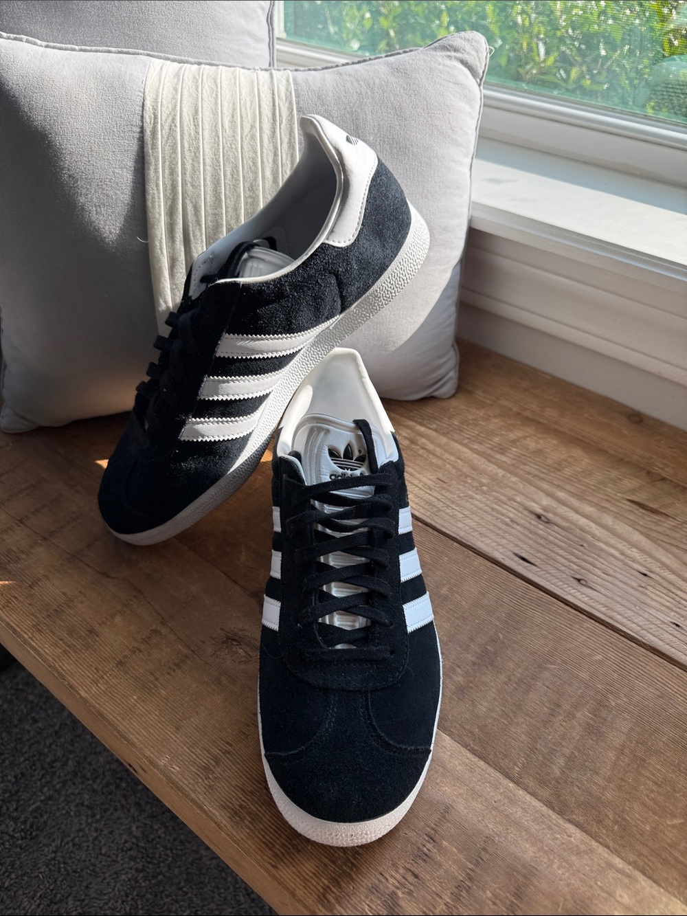 Adidas Gazelle Men’s Size 9/Women’s Size 10.5 LIKE NEW